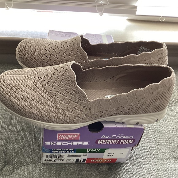 Skechers Women's Max Cushioning Seager - Stat Slip-On Wide Width Casual Sneakers - Picture 12 of 12